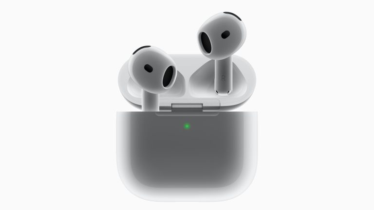Ein Paar AirPods 4 mit einem Earbud im Case und einem schwebend dar&uuml;ber.