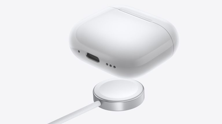 Ein AirPod-Ladecase das &uuml;ber einem Wireless-Ladeger&auml;t schwebt.