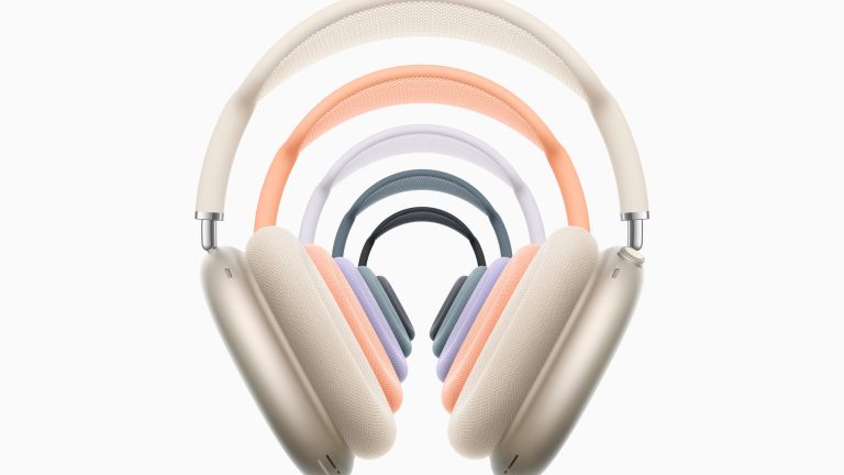 F&uuml;nf AirPods Max hintereinander in den f&uuml;nf neuen Farben.