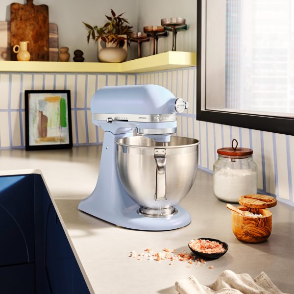 Eine KitchenAid K&uuml;chenmaschine steht auf einer Anrichte in einer K&uuml;che.