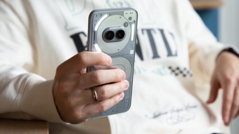 Eine Person h&auml;lt die R&uuml;ckseite eines Nothing Phone 2(a) Plus in die Kamera.