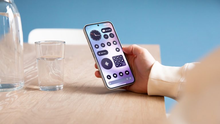Eine Person h&auml;lt ein Nothing Phone 2(a) Plus in der Hand, auf dessen Display die Nutzeroberfl&auml;che von NothingOS zu sehen ist.