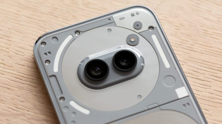 Detailansicht der Kamera in einem Nothing Phone 2(a) Plus.