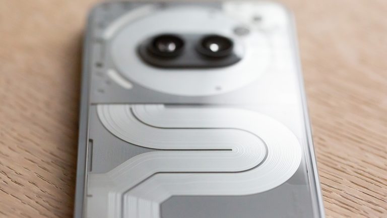 Detailansicht der R&uuml;ckseite eines grauen Nothing Phone 2(a) Plus.