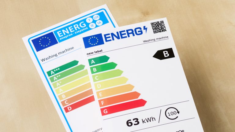 Zwei verschiedene Energieeffizienzaufkleber der Europ&auml;ischen Union f&uuml;r einen Geschirrsp&uuml;ler.