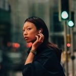 Eine Person trägt die Apple Watch Ultra 2 mit Titan-Milanaise-Armband.