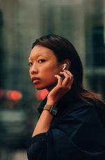 Apple Watch Series 10, Apple Watch Ultra 2 Eine Person trägt die Apple Watch Ultra 2 mit Titan-Milanaise-Armband.