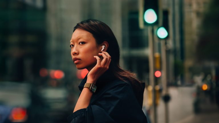 Eine Person tr&auml;gt die Apple Watch Ultra 2 mit Titan-Milanaise-Armband.