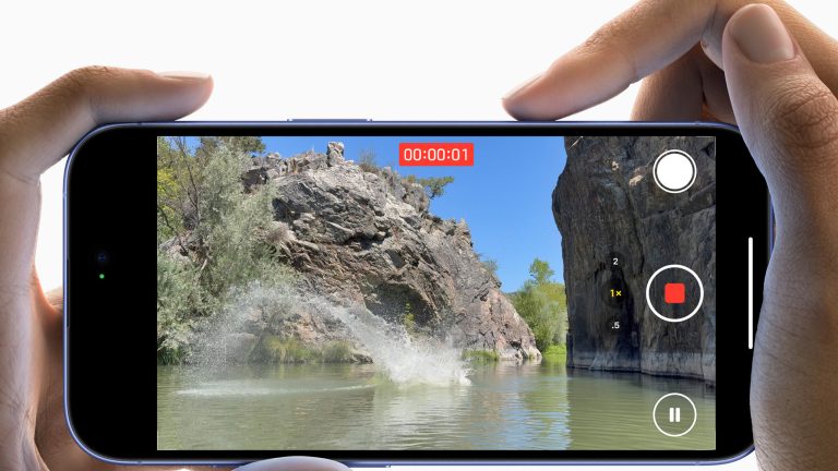 Eine Person h&auml;lt ein iPhone 16 in der Hand und nimmt per Kamera-Knopf ein Video auf.