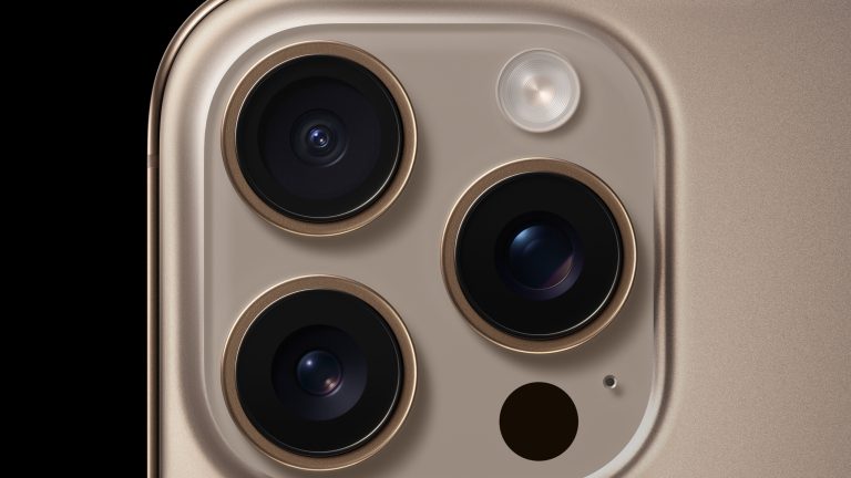 Detailansicht der Kamera von einem iPhone 16 Pro in W&uuml;stensand.