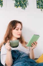E Book-Reader in Farbe, Vorteile und Modelle Eine Person hält eine Tasse in der Hand, während sie auf einem E Book-Reader liest.