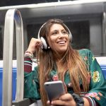 Eine Person f&auml;hrt in der Bahn und h&ouml;rt dabei Musik von ihrem Smartphone.
