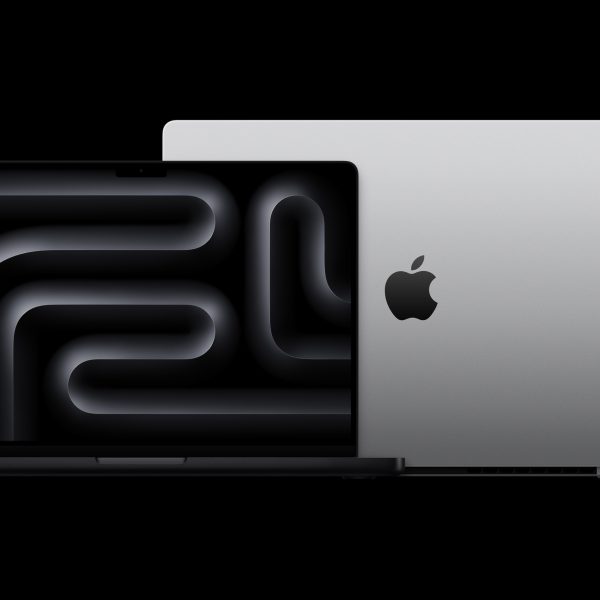 in MacBook Pro 14 Zoll und ein MacBook Pro 16 Zoll stehen R&uuml;ckseite an R&uuml;ckseite.