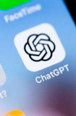 Nahaufnahme eines iPhone Displays, auf dem die ChatGPT-App im Fokus steht.