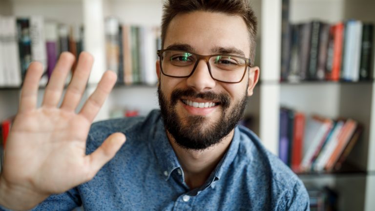Eine Person h&auml;lt die Hand mit ausgestreckten Fingern in die Luft.