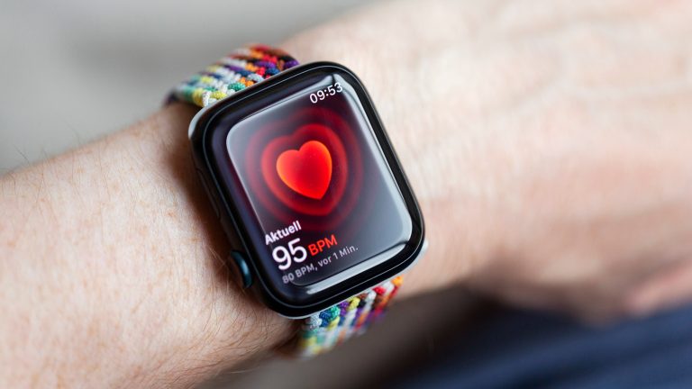 Eine Person tr&auml;gt eine Apple Watch mit einem bunten Armband.