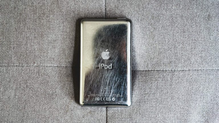 iPod, Warum er auch 2024 noch Sinn macht Die Rückseite eines silbernen iPods mit zahlreichen Kratzern.