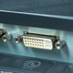 Eine DVI-Buchse an einem Monitor. Daneben ist eine zweite Buchse zu sehen.