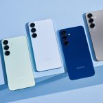 Vier Samsung Galaxy-S25-Handys liegen auf einer blauen Oberfl&auml;che nebeneinander.