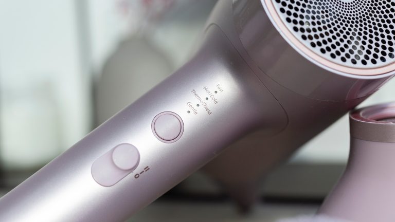 Nahaufnahme des LED-Bedienelements auf der R&uuml;ckseite des Haartrockners.