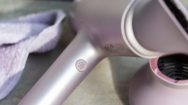 Detailaufnahme der &rdquo;Cool Shot-Funktion"-Taste auf der Vorderseite des Haartrockners