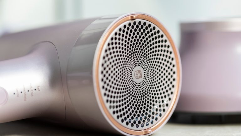 Detailaufnahme der R&uuml;ckseite des Philips 7000er Serie Haartrockners.