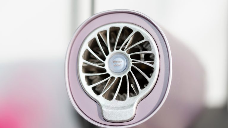 Detailaufnahme der L&uuml;fterbl&auml;tter mit der Kennzeichnung der Wasserionen-Technologie.