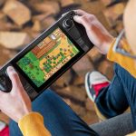 Eine Person sitzt mit einem Steam Deck in der Hand und spielt Stardew Valley.