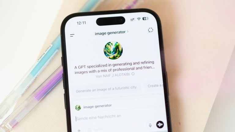 Blick auf ein iPhone, auf dem ein Bildgenerator in ChatGPT zu sehen ist.