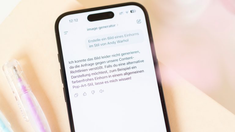 Auf einem iPhone ist die Verweigerung einer Bildgenerierung zu sehen, da diese gegen die Content-Richtlinien von ChatGPT verstößt.