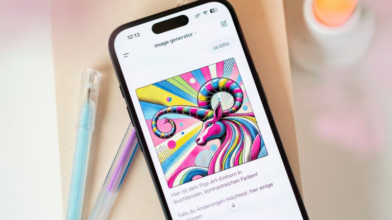 Auf einem iPhone ist die Bild-Erstellung von ChatGPT mit einem bunten Einhorn als Ergebnis zu sehen.