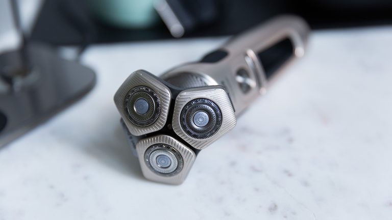 Eine Frontalansicht des Philips S9000 Prestige, der auf einer Badezimmeranrichte liegt.