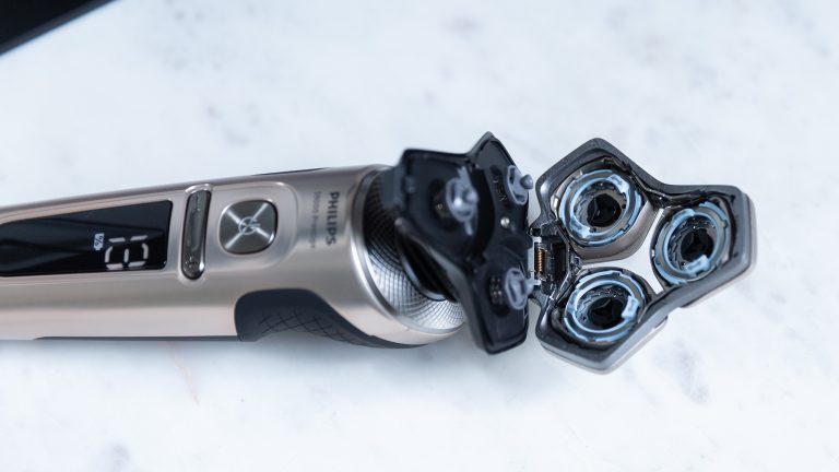 Der aufgeklappte Kopf mit den 360-Grad-Scherk&ouml;pfen des Philips S9000 Prestige in einer Nahaufnahme.