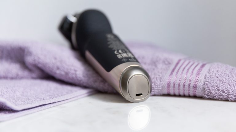 Die Unterseite mit einem USB-C-Slot des Philips S9000 Prestige, der auf einem Handtuch liegt.