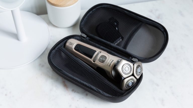 Ein Philips S9000 Prestige liegt mit seinem Zubeh&ouml;r in dem passenden Etui.