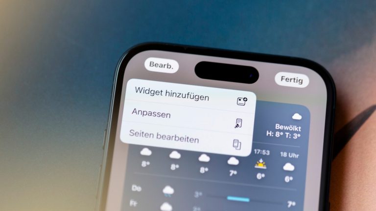 Detailansicht eines iPhones, auf dem in der Sidebar das Menü zum Bearbeiten von Widgets zu sehen ist.