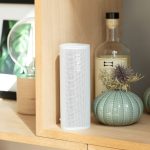 Ein Sonos Roam steht in einem Regal.