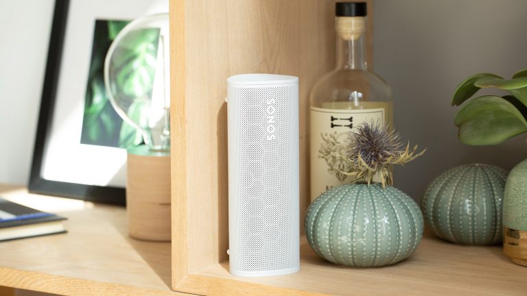 Ein Sonos Roam steht in einem Regal.