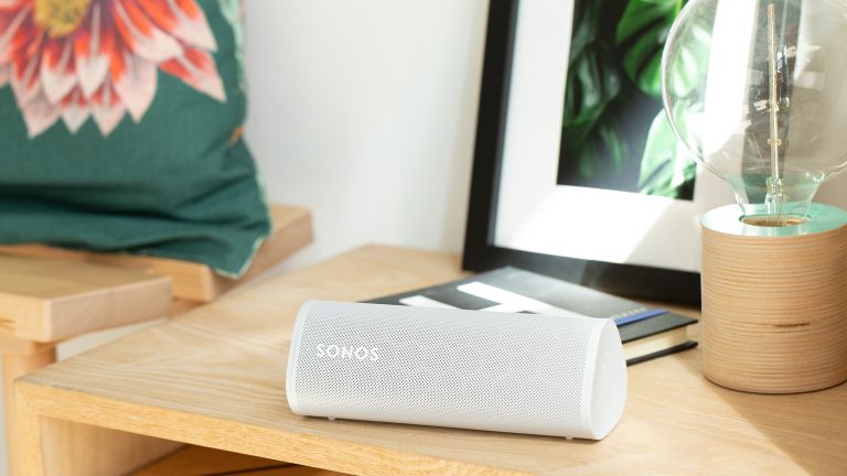 Ein Sonos Roam liegt auf einem Regal.