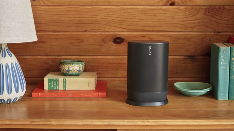 Ein Sonos Move steht auf einem Sideboard.