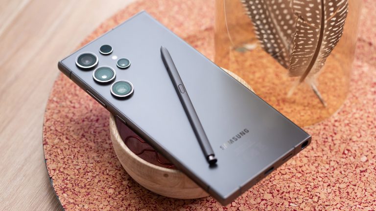 Ein Samsung Galaxy S24 Ultra liegt mit der Vorderseite auf einer Holzsch&uuml;ssel. Der S Pen liegt auf dessen R&uuml;ckseite.