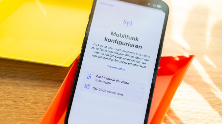 Auf einem iPhone ist die Funktion zu Mobilfunk-Konfiguration ge&ouml;ffnet. Es liegt auf einer bunten Unterlage.