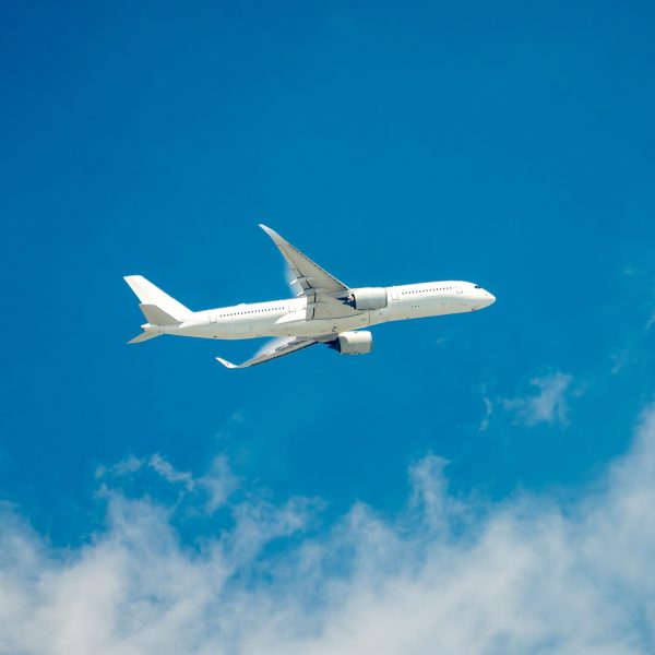 Ein Flugzeug vor blauem Himmel mit leichter, wei&szlig;er Bew&ouml;lkung.