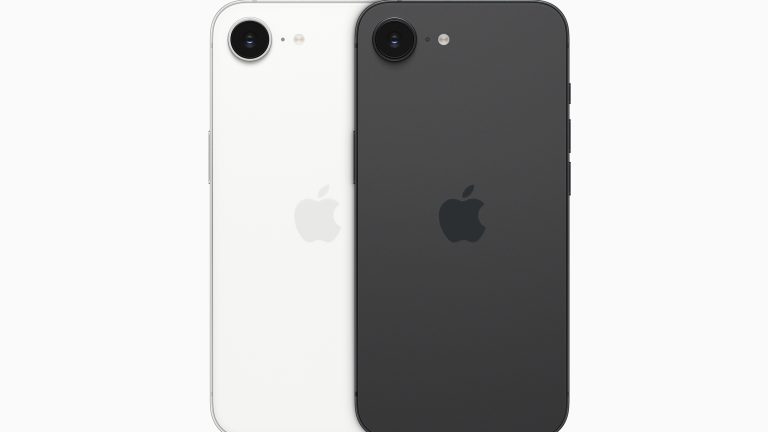 iPhone 16e Rückansicht eines iPhone 16e in Weiß und Schwarz.