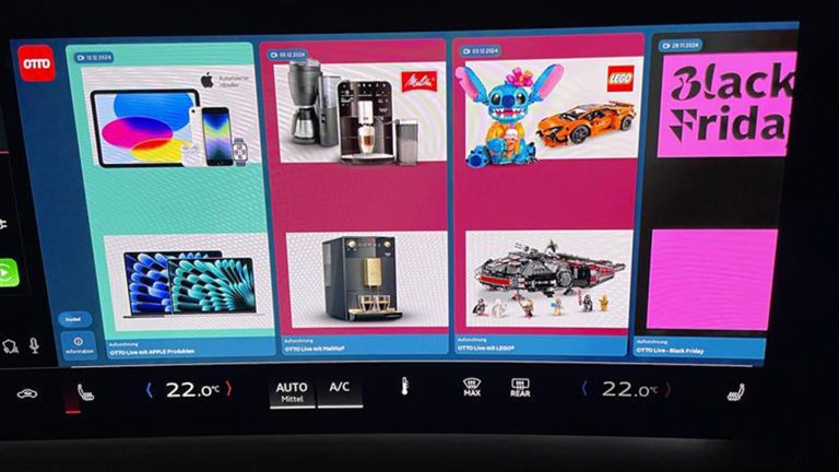 Eine Nahaufnahme eines integrierten Displays in einem Auto. Darauf sind verschiedene Angebote des OTTO Shops zu sehen.