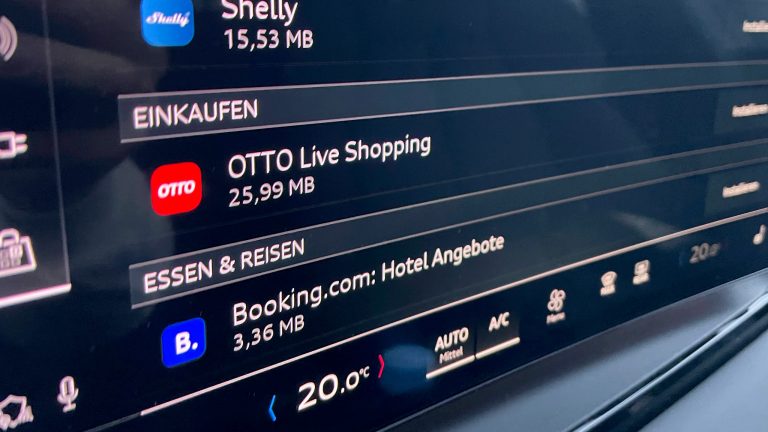 Eine Nahaufnahme eines integrierten Displays in einem Auto. Darauf ist eine Auflistung der in-Car-Apps zu sehen. In der Mitte steht OTTO Live Shopping.