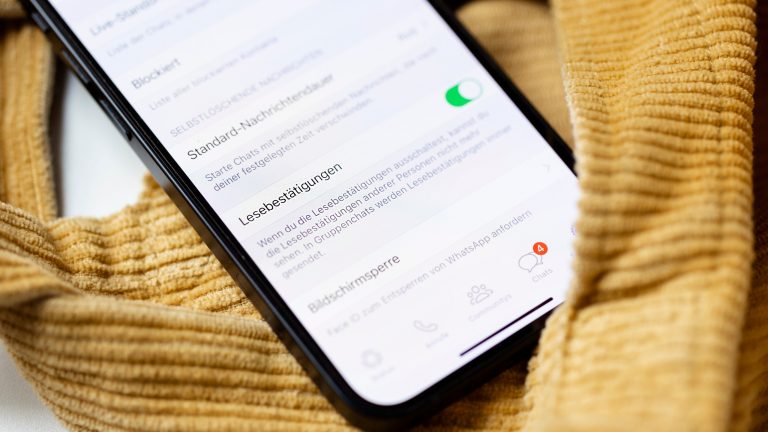 Auf einem iPhone sind die Datenschutz-Einstellungen von WhatsApp geöffnet. Die Lesebestätigungen sind grün markiert.