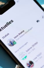 WhatsApp-Status, So funktioniert das Feature Auf einem iPhone sind die Statusmeldungen von WhatsApp-Kontakten zu sehen.