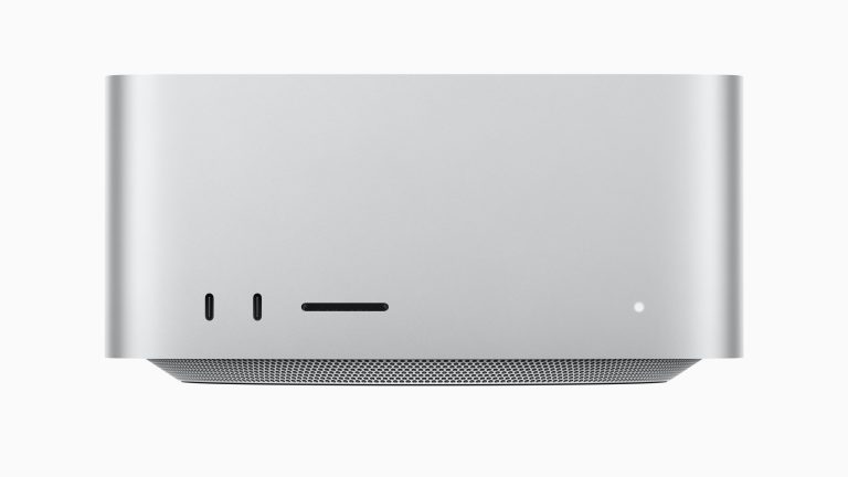 Blick auf die Vorderseite eines Mac Studio, auf dem zwei USB-C-Anschlüsse, ein Kartenleser und eine Status-LED zu sehen sind.