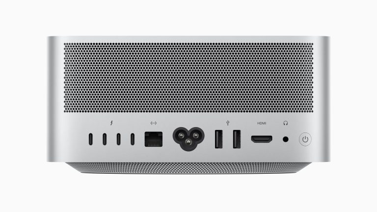 Blick auf die Rückseite eines Mac Studio, auf der zahlreiche Anschlüsse zu sehen sind.
